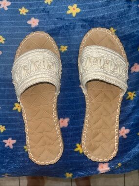 Roxy Women’s Neutral Crochet Slide Sandals with Shell Detail. Size 9.